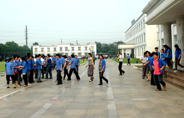 江蘇上上電纜集團(tuán)舉行應(yīng)急響應(yīng)演練與消防知識培訓(xùn)